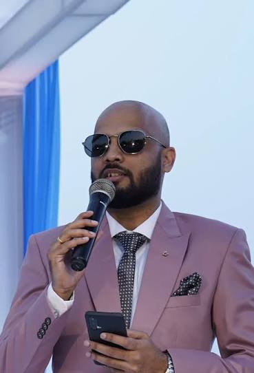How much does celebrity status change an emcee's wedding fee?